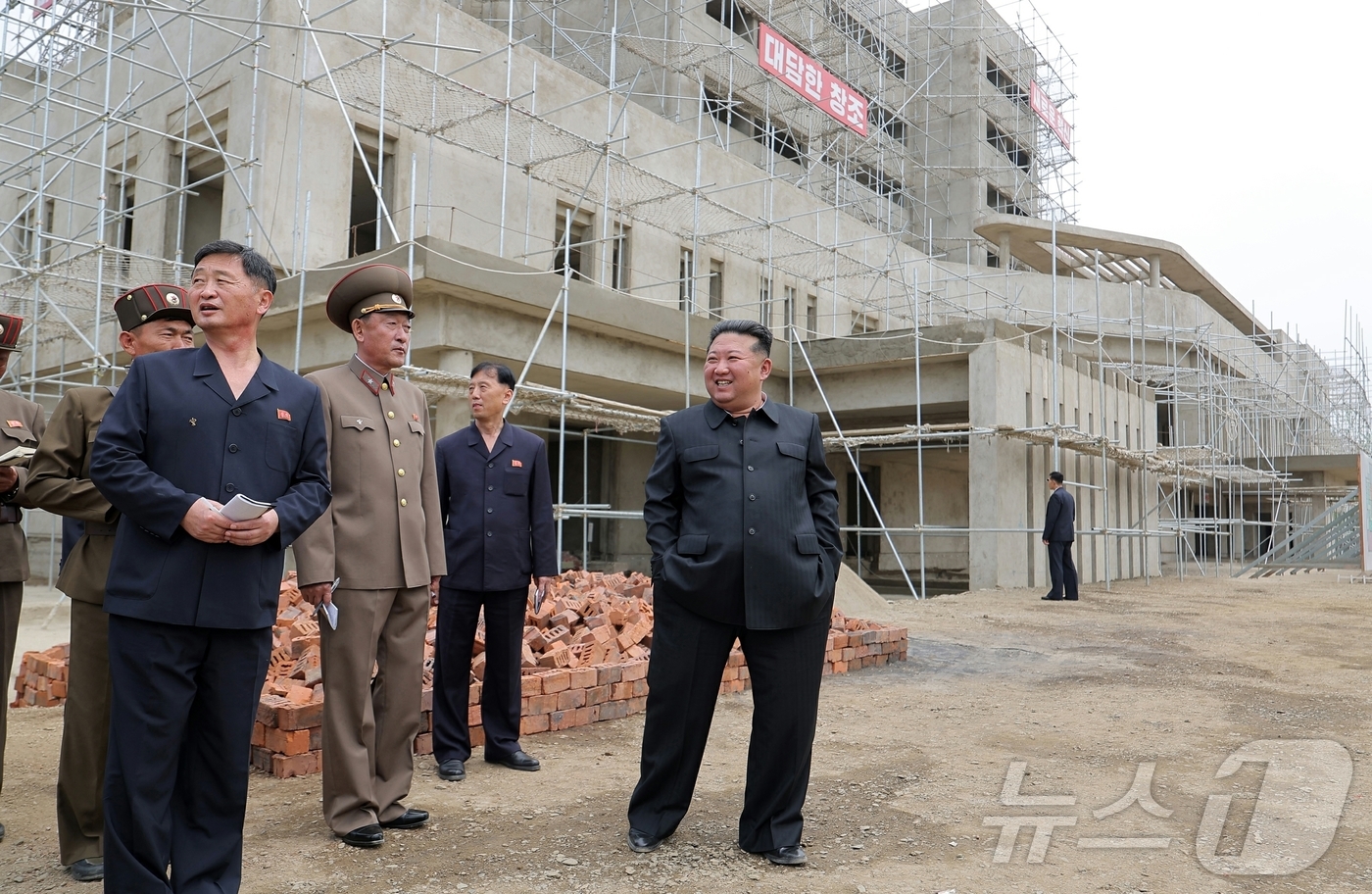 (평양 노동신문=뉴스1) = 북한 노동당 기관지 노동신문은 김정은 당 총비서가 전날인 2일 강동군 병원과 종합봉사소 건설현장을 현지지도했다고 3일 보도했다. [국내에서만 사용가능. …