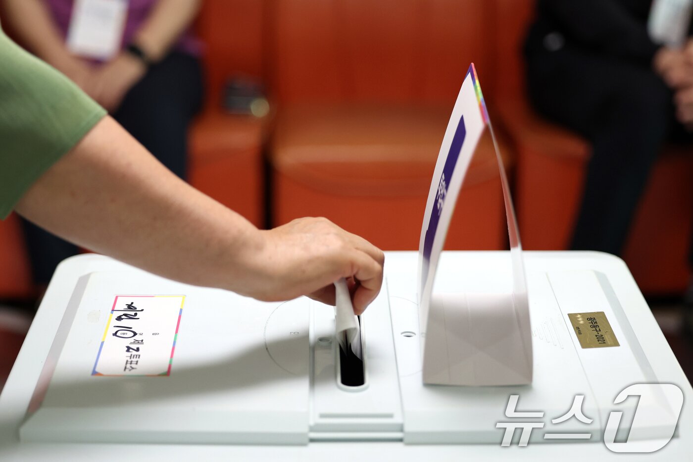 본문 이미지 - 제21대 대통령선거 본투표 날인 3일 오전 광주 계림 1동 제2투표소(계림경로당)에서 유권자들이 한 표를 행사하고 있다. 2025.6.3/뉴스1 ⓒ News1 이승현 기자