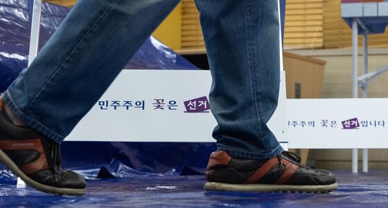 유권자 자작극으로 몰더니…사과 없이 "유감" 선관위에 공분