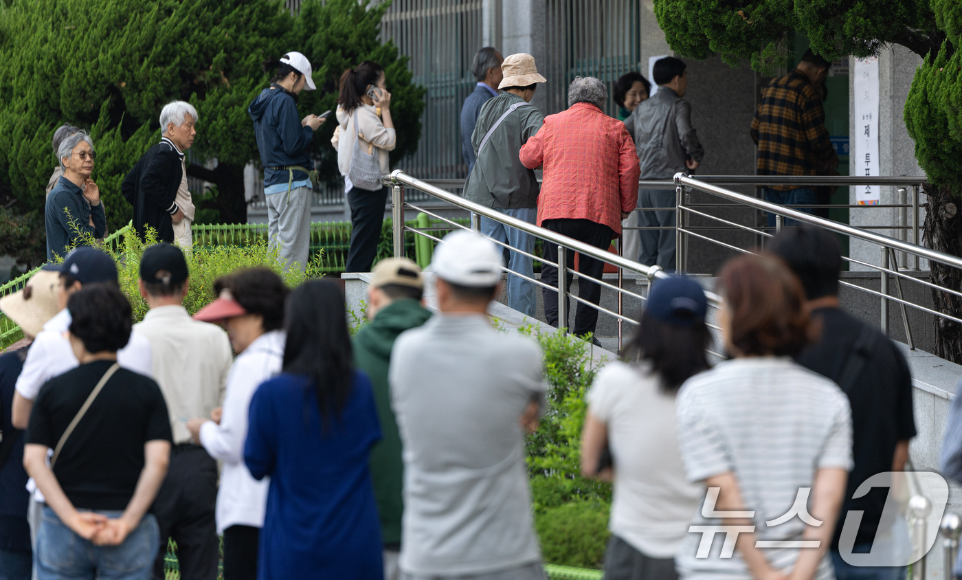 (서울=뉴스1) 이승배 기자 = 제21대 대통령 선거일인 3일 서울 영등포구 여의도 윤중중학교에 마련된 투표소를 찾은 시민들이 길게 줄 서 있다. 2025.6.3/뉴스1