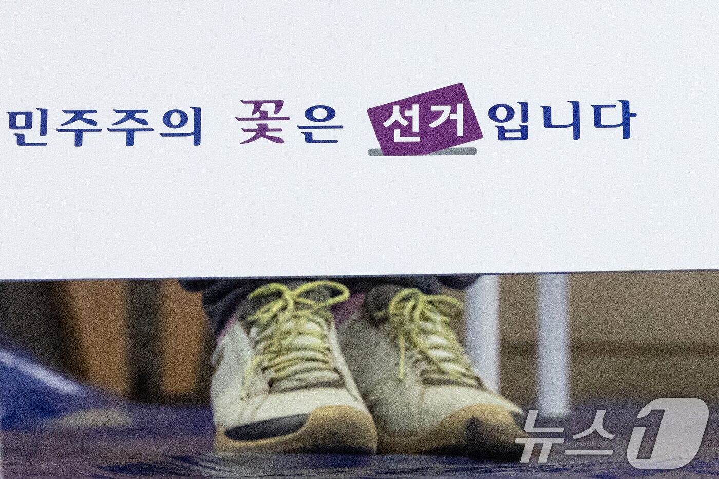본문 이미지 - 제21대 대통령 선거일인 3일 서울 영등포구 여의도 윤중중학교에 마련된 투표소를 찾은 시민이 투표용지에 기표하고 있다. 2025.6.3/뉴스1 ⓒ News1 이승배 기자