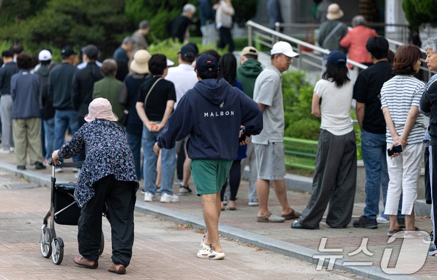 본문 이미지 - 제21대 대통령 선거일인 3일 서울 영등포구 여의도 윤중중학교에 마련된 투표소를 찾은 시민들이 길게 줄 서 있다. 2025.6.3/뉴스1 ⓒ News1 이승배 기자