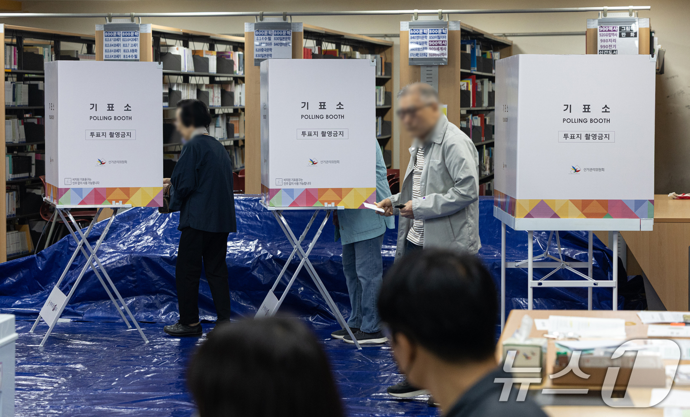 (서울=뉴스1) 이승배 기자 = 제21대 대통령 선거일인 3일 서울 영등포구 여의도 윤중중학교에 마련된 투표소를 찾은 시민들이 투표하고 있다. 2025.6.3/뉴스1