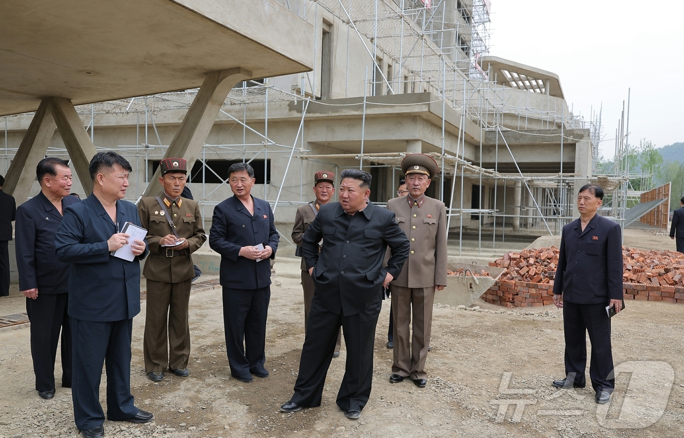 (평양 노동신문=뉴스1) = 북한 노동당 기관지 노동신문은 김정은 당 총비서가 전날인 2일 강동군 병원과 종합봉사소 건설현장을 현지지도했다고 3일 보도했다. [국내에서만 사용가능. …