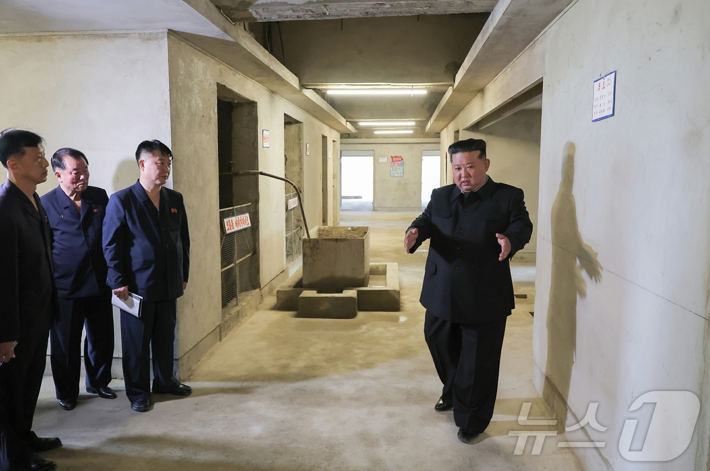 (평양 노동신문=뉴스1) = 북한 노동당 기관지 노동신문은 김정은 당 총비서가 전날인 2일 강동군 병원과 종합봉사소 건설현장을 현지지도했다고 3일 보도했다. [국내에서만 사용가능. …