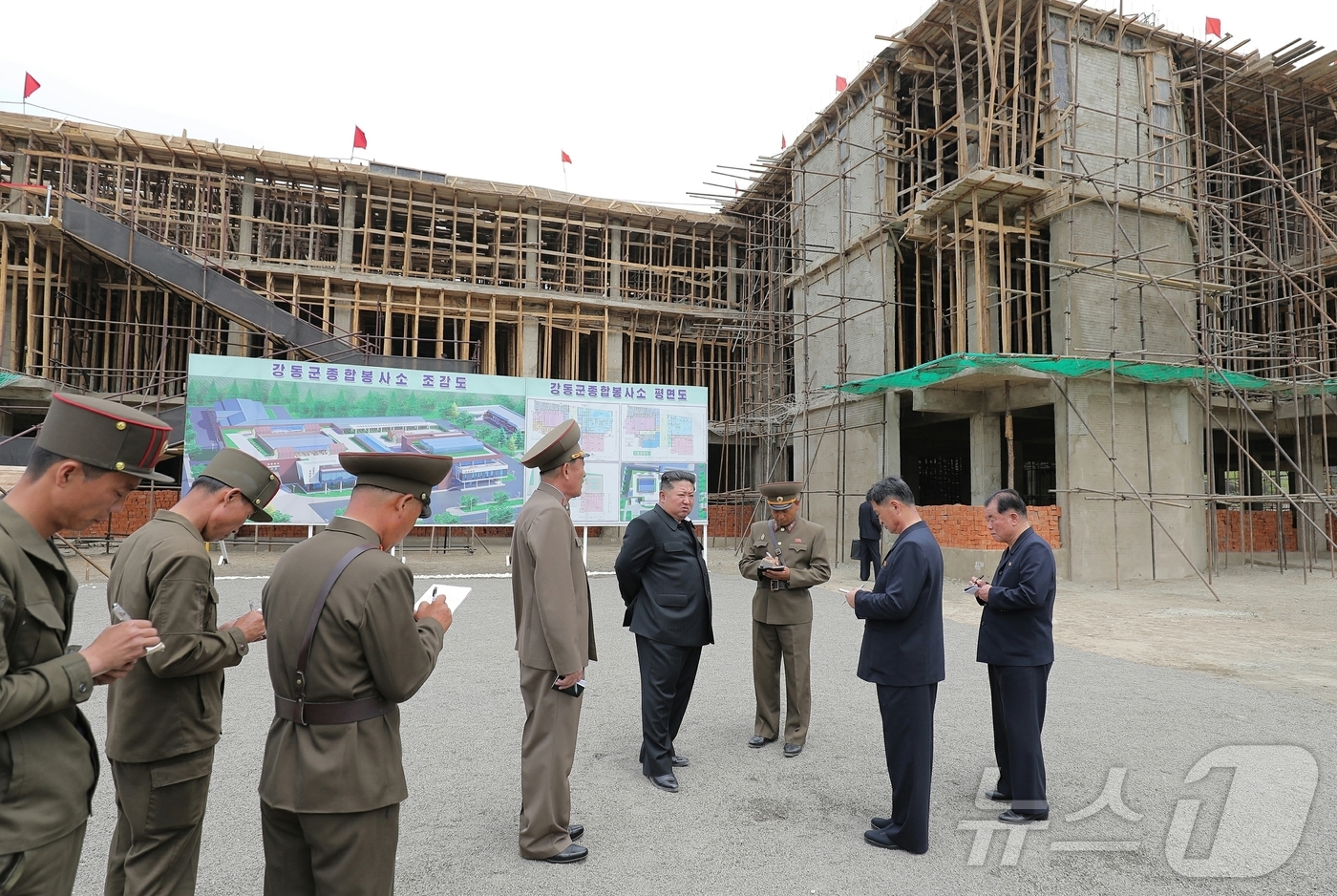 (평양 노동신문=뉴스1) = 북한 노동당 기관지 노동신문은 김정은 당 총비서가 전날인 2일 강동군 병원과 종합봉사소 건설현장을 현지지도했다고 3일 보도했다. [국내에서만 사용가능. …