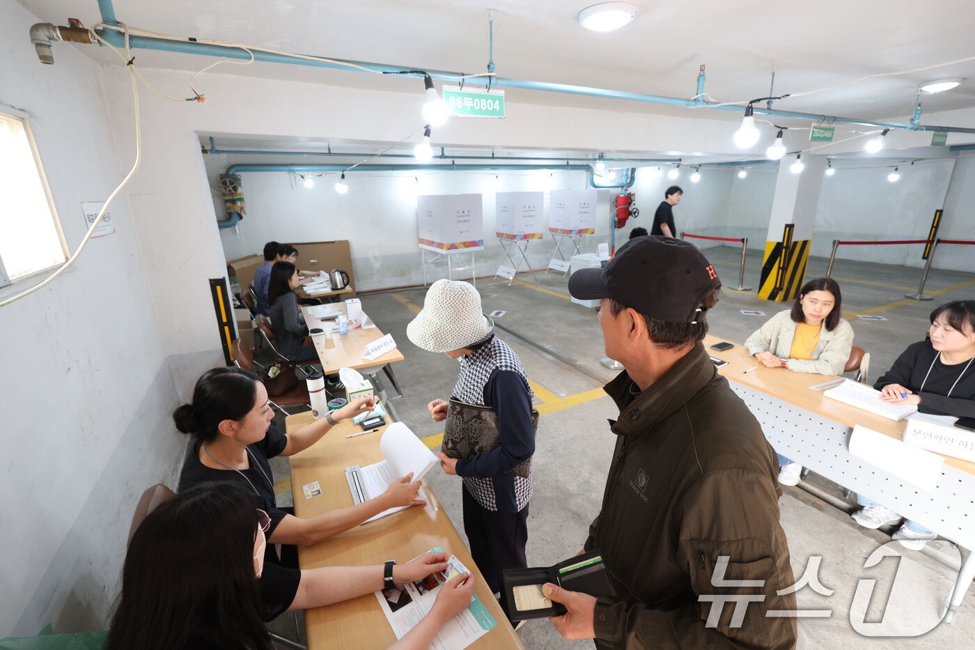 본문 이미지 - 제21대 대통령선거 본투표가 시작된 3일 오전 광주 남구 방림동 아파트 지하주차장 투표소에서 시민들이 한 표를 행사하고 있다. 2025.6.3/뉴스1 ⓒ News1 박지현 기자