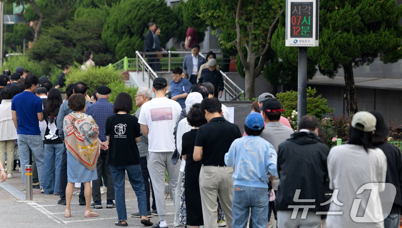본문 이미지 - 제21대 대통령 선거일인 3일 서울 영등포구 여의도 윤중중학교에 마련된 투표소를 찾은 시민들이 투표를 위해 줄 서 있다. 2025.6.3/뉴스1 ⓒ News1 이승배 기자