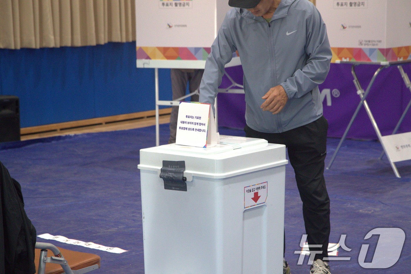 (안동=뉴스1) 신성훈 기자 = 3일 오전 7시쯤 경북 안동시 정하동 강남초등학교에 설치된 제 21대 대통령선거 강남 제2 투표소에 시민들의 투표 행렬이 이어지고 있다. 2025. …