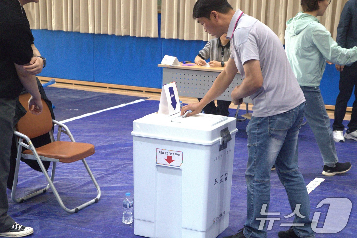 (안동=뉴스1) 신성훈 기자 = 3일 오전 7시쯤 경북 안동시 정하동 강남초등학교에 설치된 제 21대 대통령선거 강남 제2 투표소에 시민들의 투표 행렬이 이어지고 있다. 2025. …