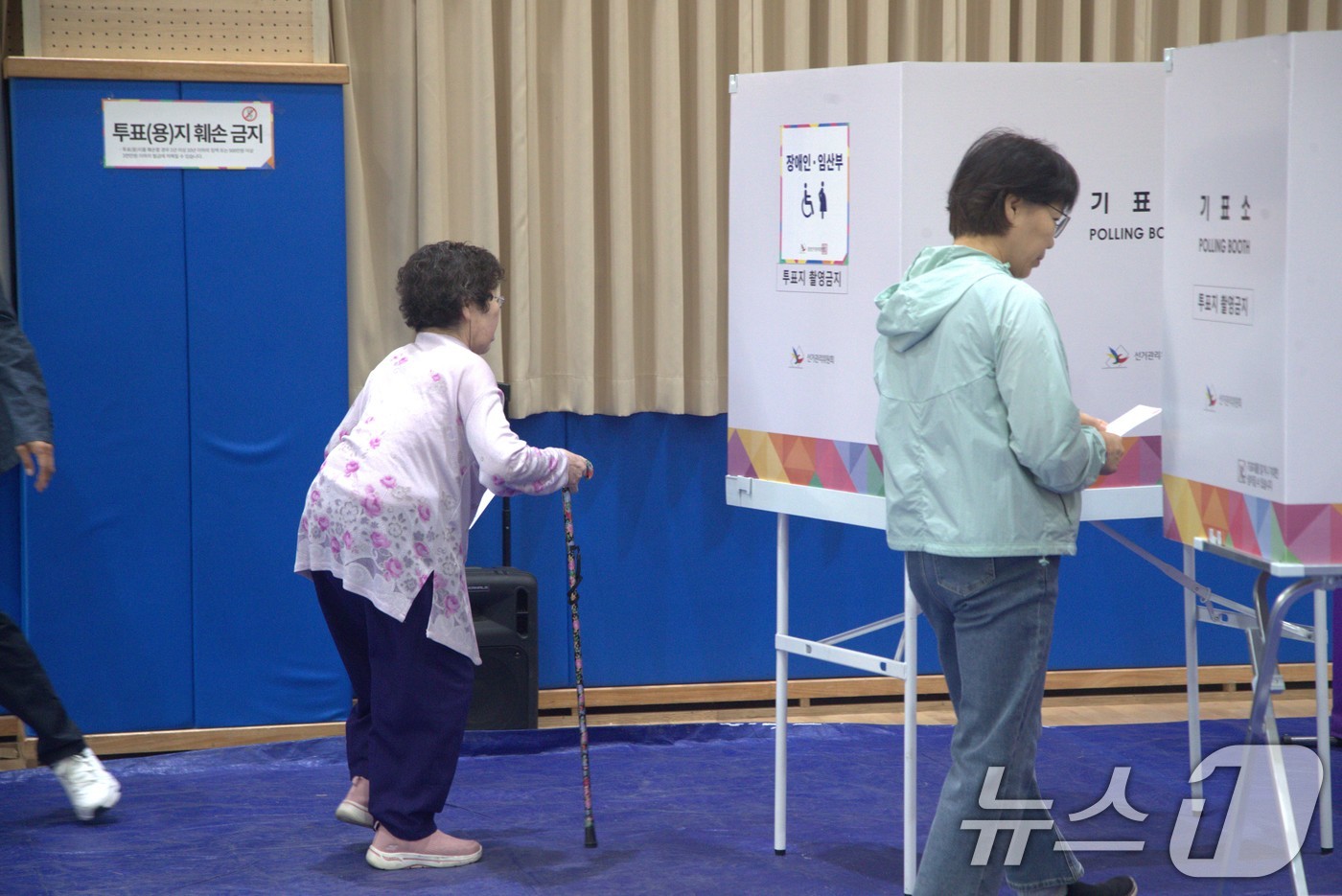 (안동=뉴스1) 신성훈 기자 = 3일 오전 7시쯤 경북 안동시 정하동 강남초등학교에 설치된 제 21대 대통령선거 강남 제2 투표소에 시민들의 투표 행렬이 이어지고 있다. 2025. …