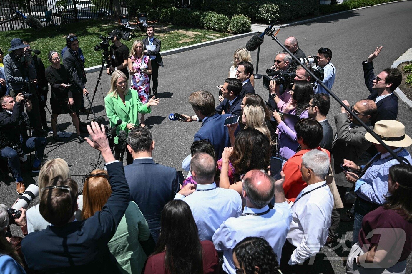 본문 이미지 - 캐롤라인 레빗 백악관 대변인이 2일(현지시간) 워싱턴DC 백악관 인근에서 기자들의 질문에 답하고 있다. 무역 긴장이 다시 고조되는 가운데 레빗 대변인은 도널드 트럼프 미국 대통령과 시진핑 중국 국가주석이 이번 주 후반에 오랫동안 기다려온 전화 통화를 할 가능성이 있다고 밝혔다. 2025.06.02 ⓒ AFP=뉴스1 ⓒ News1 류정민 특파원