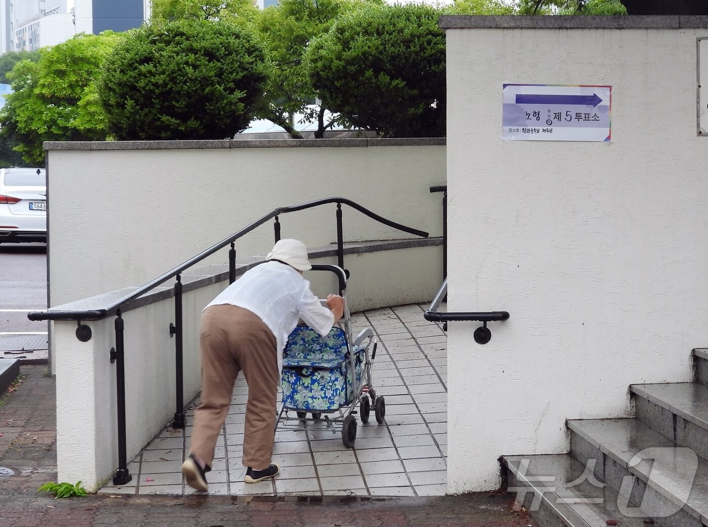 본문 이미지 - 3일 제주시 한라중학교에 마련된 노형동 제5투표소에서 고령의 유권자가 보행기를 끌고 투표를 하러 가고 있다. 2025.6.3/뉴스1 ⓒ News1 홍수영 기자