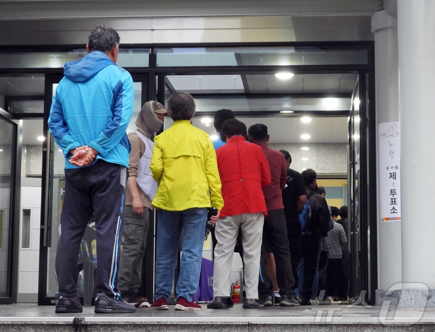 본문 이미지 - 3일 제주시 한라중학교에 마련된 노형동 제5투표소에 유권자들이 투표를 위해 줄을 서고 있다. 2025.6.3/뉴스1 ⓒ News1 홍수영 기자