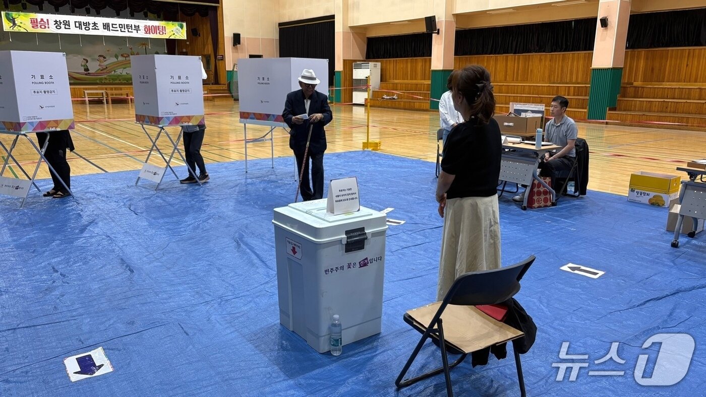 본문 이미지 - 3일 경남 창원시 성산구 대방초&#40;사파동제8투표소&#41;에서 올해 89세인 김명옥 어르신이 소중한 한 표를 행사하고 있다.2025.06.03/뉴스1 강정태기자