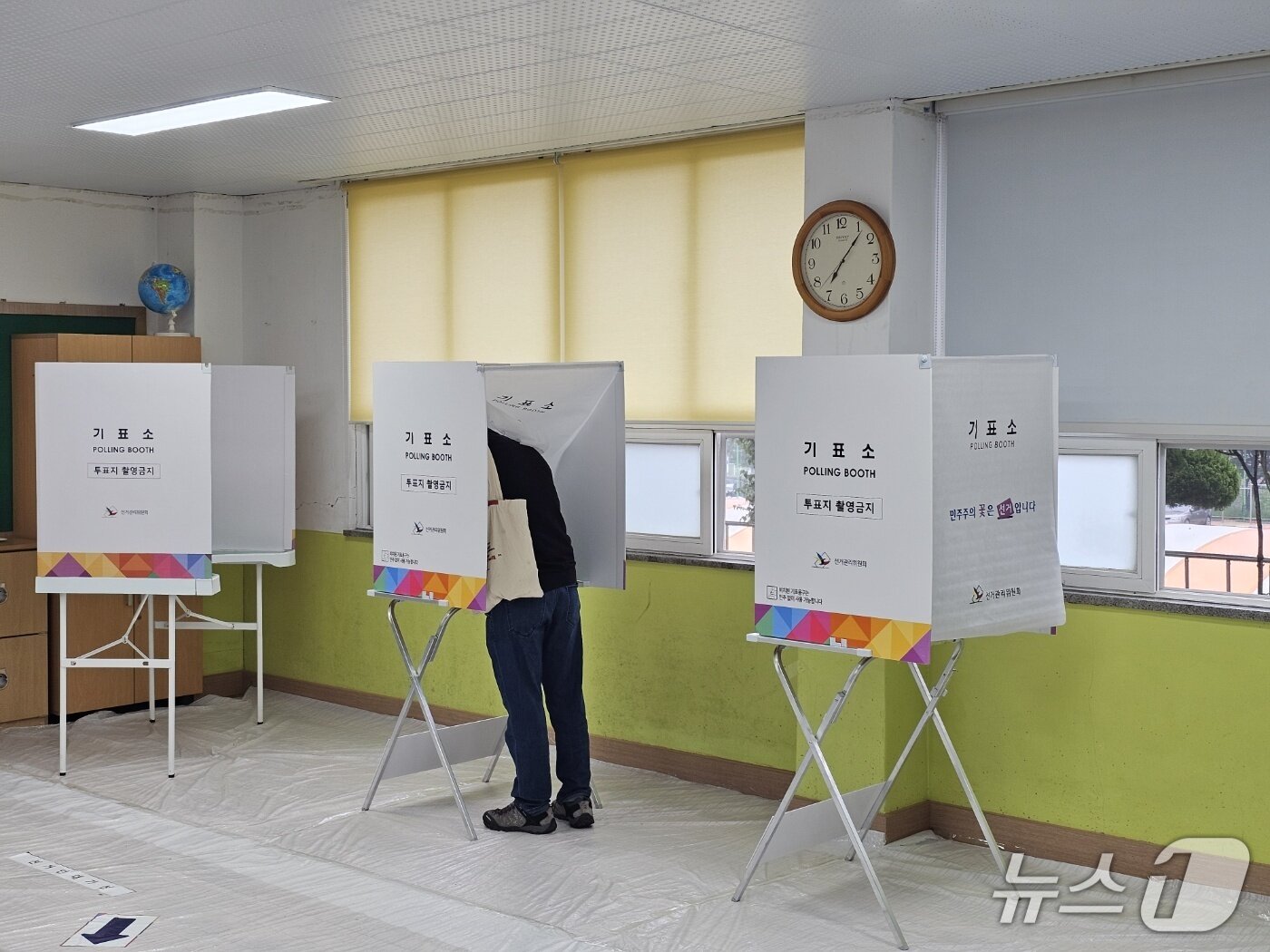 본문 이미지 - 3일 경남 김해시 어방초&#40;활천동제7투표소&#41;에서 투표하고 있는 유권자.2025.06.03/뉴스1 박민석기자