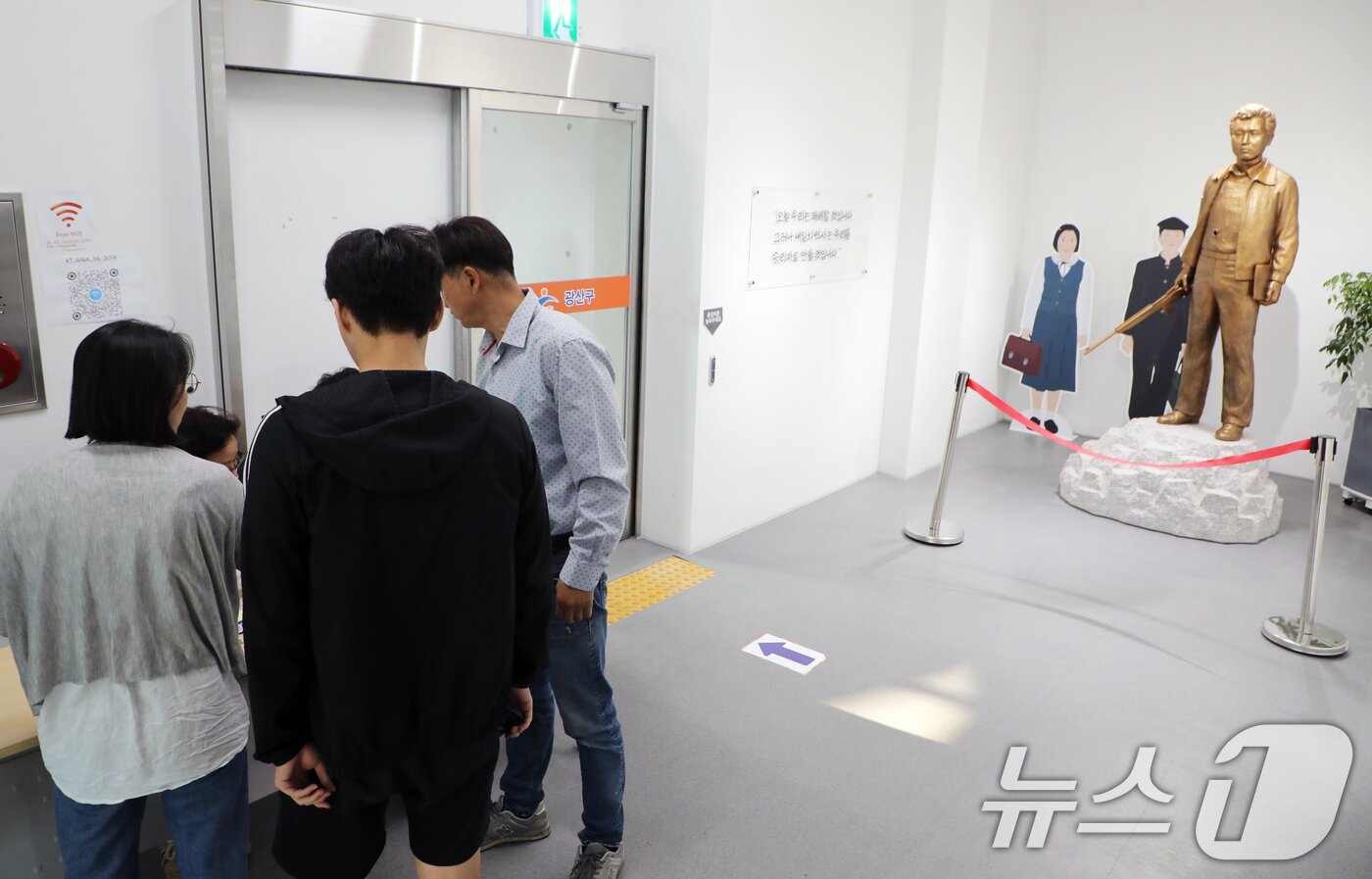 본문 이미지 - 제21대 대통령선거 본투표날인 3일 오전 광주 광산구 임곡동 제2투표소 윤상원기념관에서 유권자들이 투표 안내 받고 있다.2025.6.3/뉴스1 ⓒ News1 이수민 기자