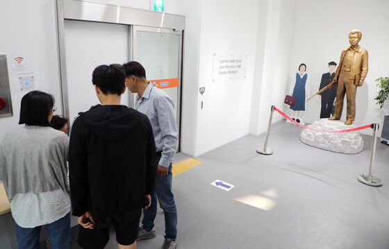 '윤상원기념관·신체교정원·지하주차장' 이색투표소에도 북적