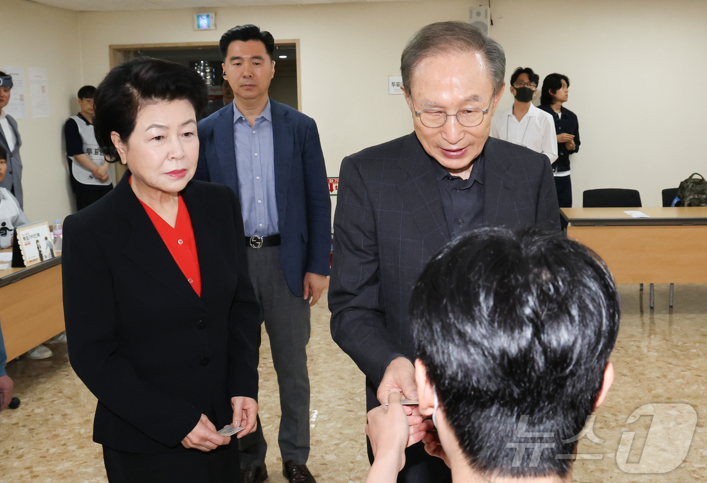 (서울=뉴스1) 허경 기자 = 이명박 전 대통령과 부인 김윤옥 여사가 3일 서울 강남구 국민연금공단 서울남부지역본부에 마련된 제21대 대통령 선거 투표소에서 신분확인을 받고 있다. …