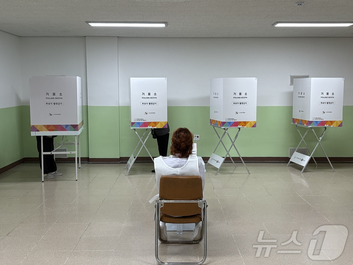 (부산ㆍ경남=뉴스1) 강미영 기자 = 3일 경남 거제 상동초(상문동제5투표소)에서 유권자들이 제21대 대통령선거 투표를 하고 있다. 2025.06.03/뉴스1