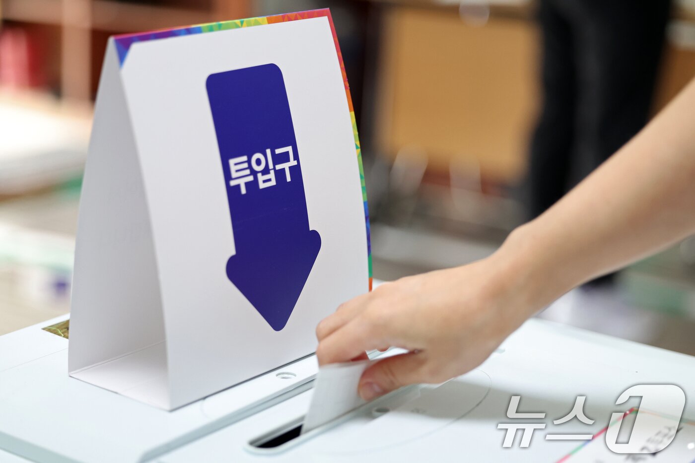 본문 이미지 - 제21대 대통령선거 본투표날인 3일 오전 광주 계림 1동 제2투표소(계림경로당)에서 유권자들이 한 표를 행사하고 있다. ⓒ News1 이승현 기자