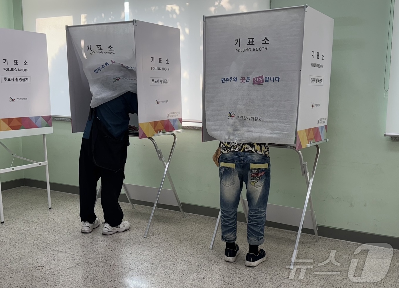 (인천=뉴스1) 박소영 기자 = 3일 오전  인천시 남동구 만수1 제3투표소 문일여자고등학교 1층 학생회실에 마련된 투표소에서 유권자들이 투표를 하고 있다.2025.6.3/뉴스1