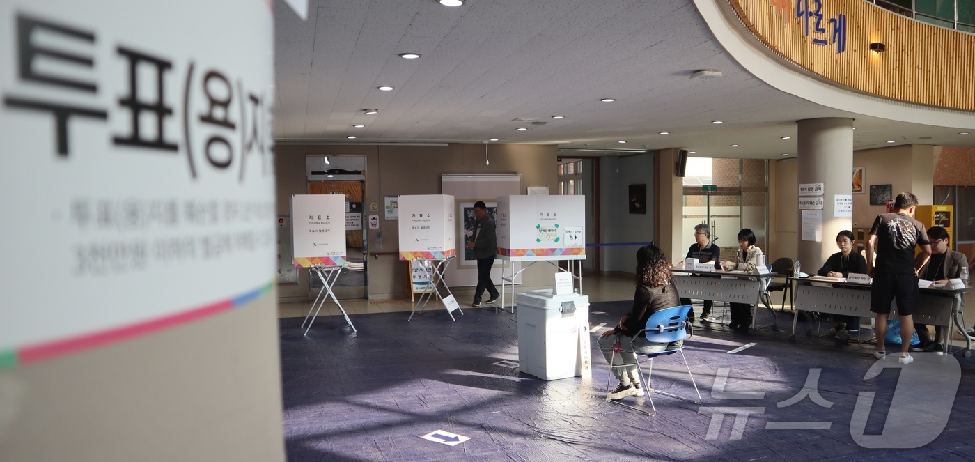 (청주=뉴스1) 박건영 기자 = 21대 대통령 선거일인 3일 오전 충북 청주시 흥덕고등학교에 마련된 투표소에서 시민들이 소중한 한 표를 행사하고 있다. 2025.6.3/뉴스1