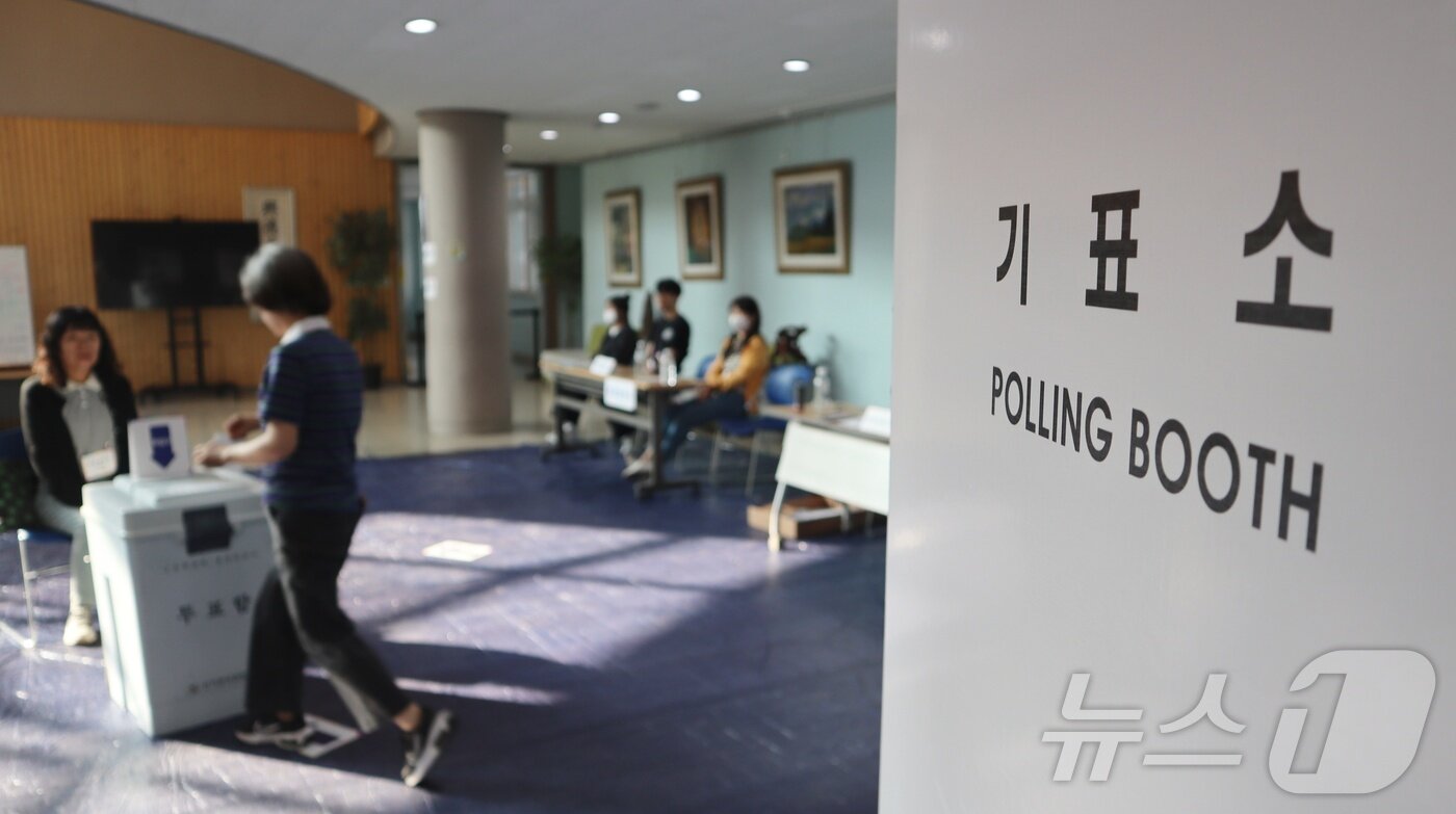 본문 이미지 - 21대 대통령 선거일인 3일 오전 충북 청주시 흥덕고등학교에 마련된 투표소에서 시민들이 소중한 한 표를 행사하고 있다. 2025.6.3/뉴스1 ⓒ News1 박건영 기자