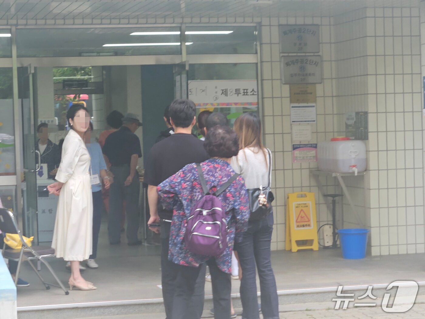 본문 이미지 - 제21대 대통령선거 본투표 당일인 3일 오전 강원 퇴게주공2단지 아파트관리소에 마련된 투표소에 시민들이 투표하기 위해 줄을 섰다.2025.6.3 한귀섭 기자 