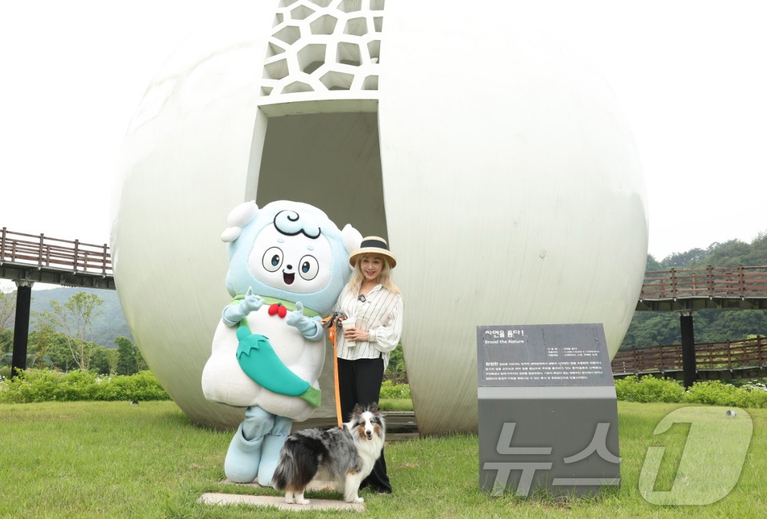 (청양=뉴스1) 이동원 기자 = 배우 박해미가 자신의 반려동물 ‘키리’와 함께 지난달 31일 청양의 대표 명소인 알품스공원과 장승공원에서 청양 관광의 매력을 한껏 담아냈다.이번 콘 …