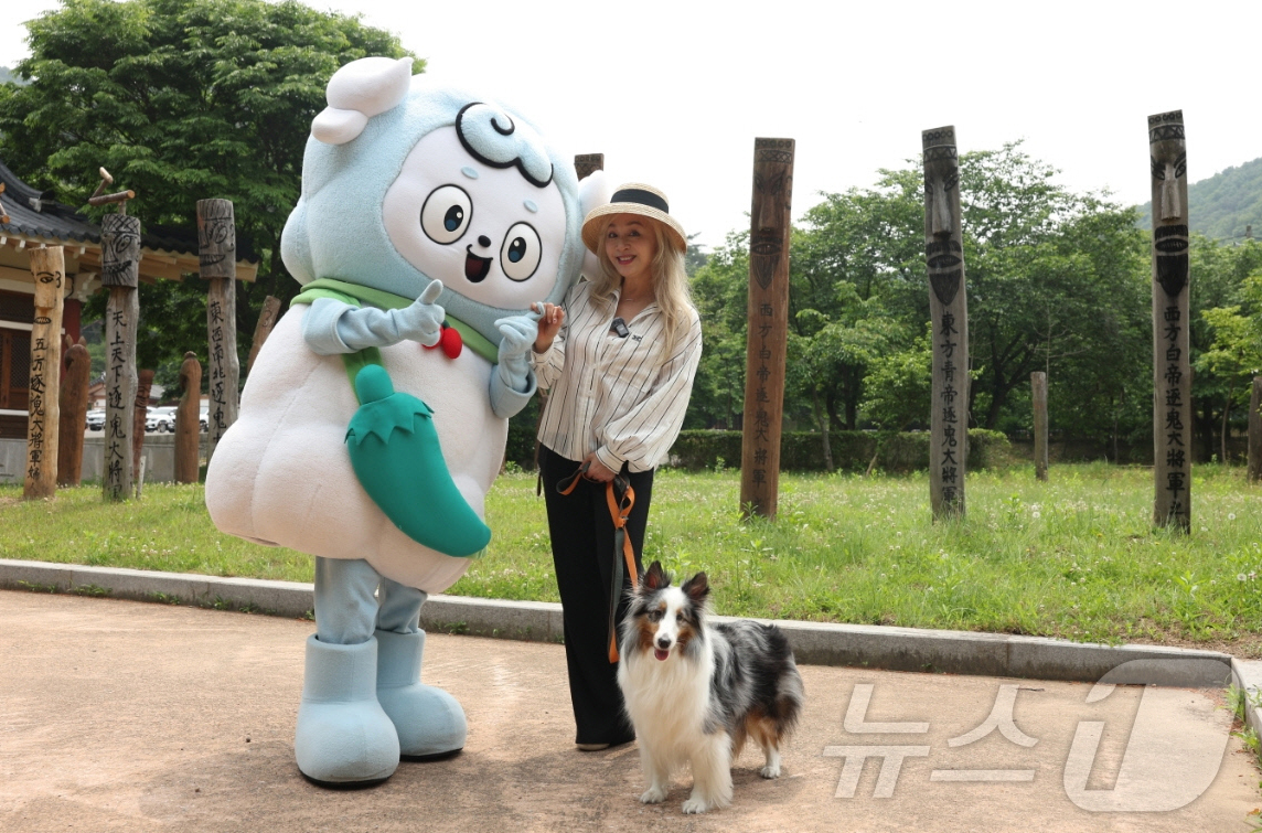 (청양=뉴스1) 이동원 기자 = 배우 박해미가 자신의 반려동물 ‘키리’와 함께 지난달 31일 청양의 대표 명소인 알품스공원과 장승공원에서 청양 관광의 매력을 한껏 담아냈다.이번 콘 …