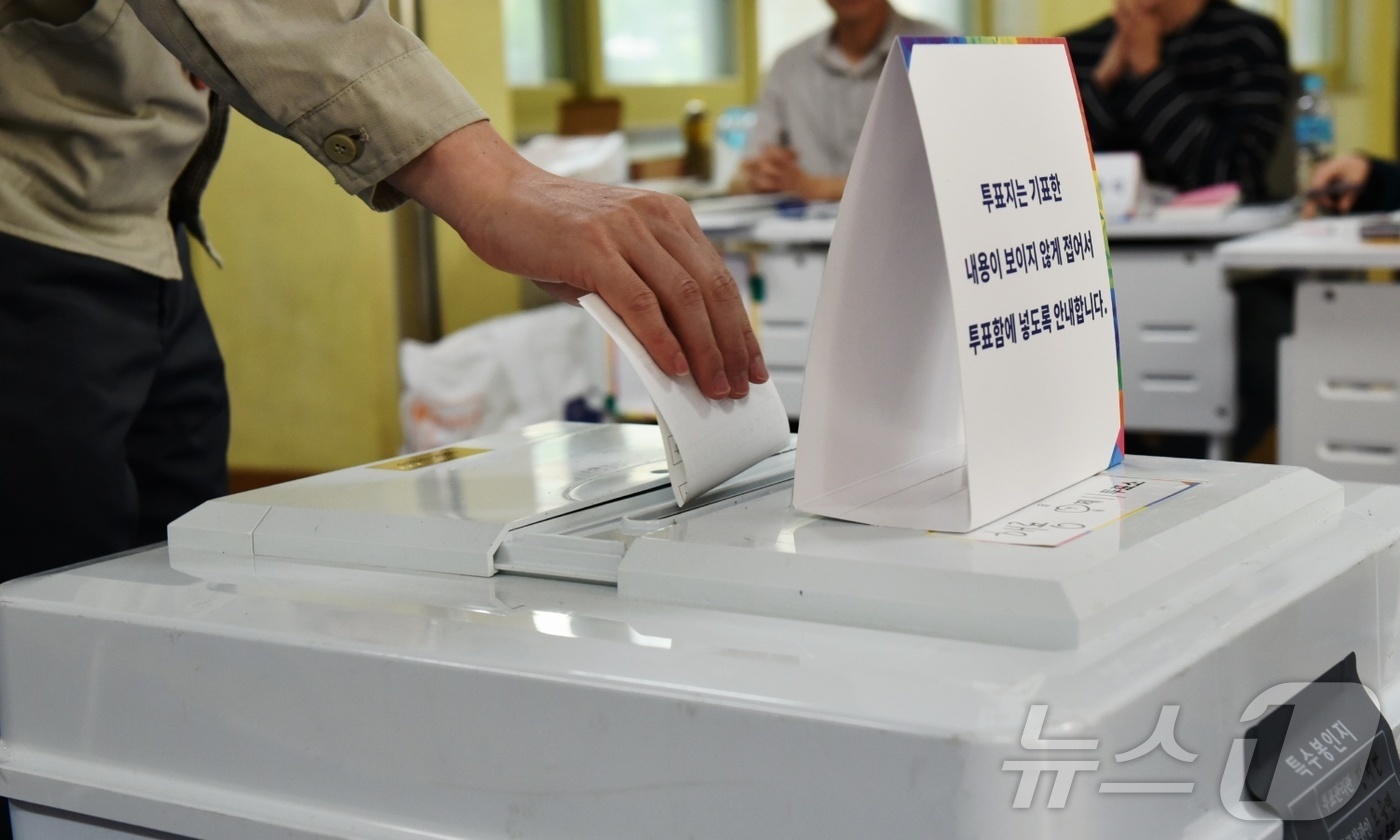 (순천=뉴스1) 김동수 기자 = 제21대 대통령 선거 당일인 3일 오전 전남 순천시 해룡면 제11투표소(순천 승평중학교)에서 유권자가 투표용지를 투표함에 넣고 있다.2025.6.3 …