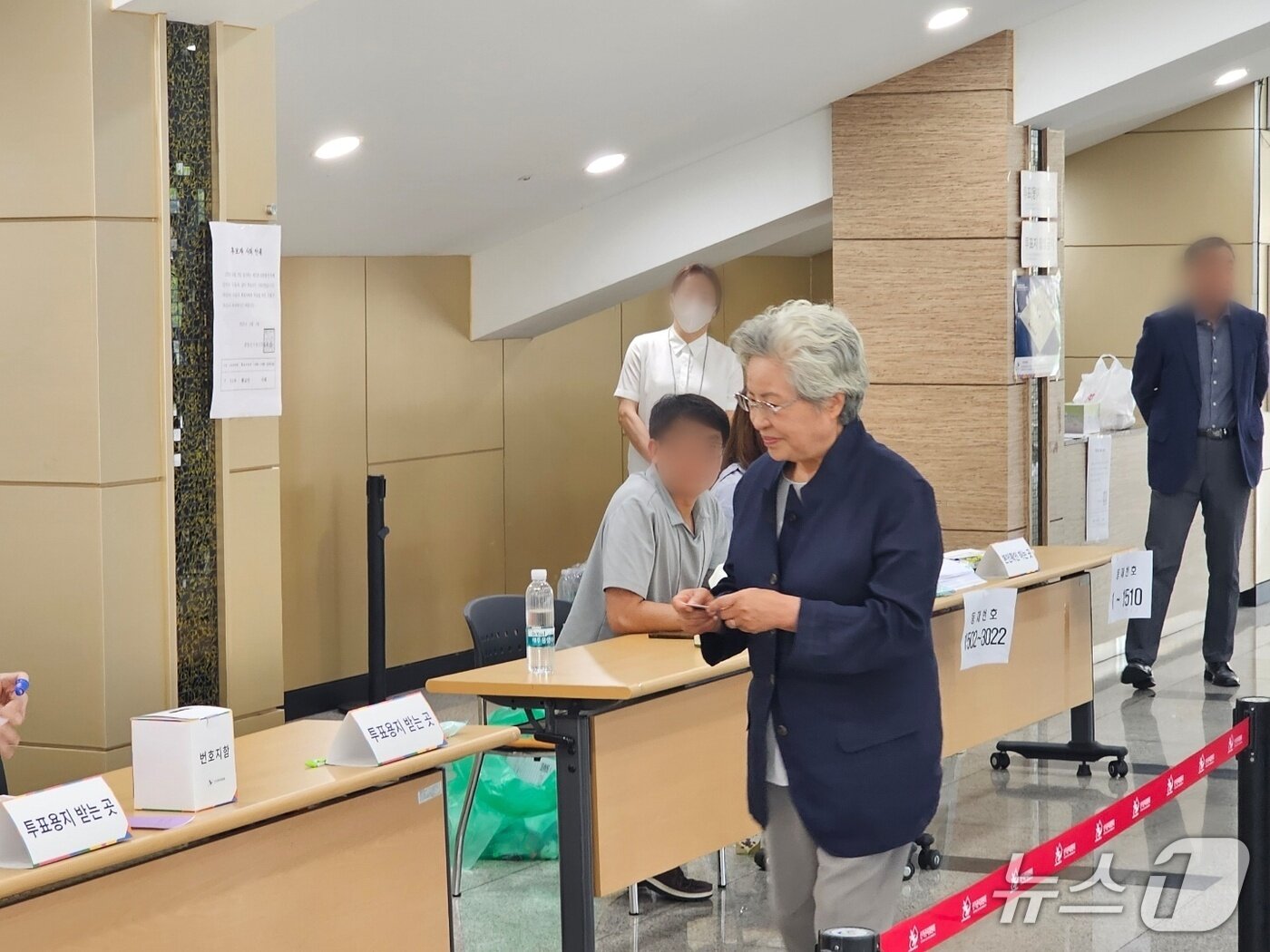 본문 이미지 - 3일 오전 김해시 진영읍 한빛도서관에 마련된 투표소를 찾은 권양숙 여사가 투표지를 수령한 후 기표소로 향하고 있다. ⓒ 뉴스1 박민석 기자