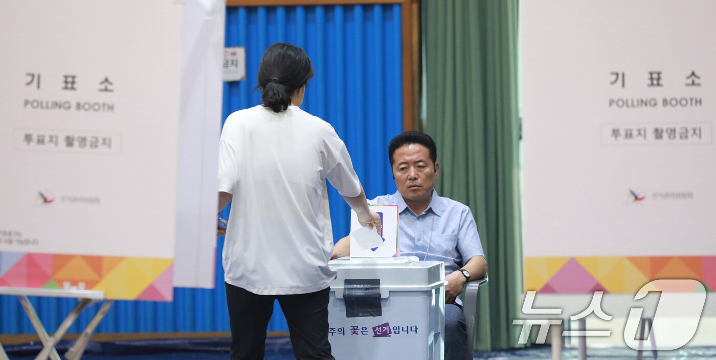 본문 이미지 - 21대 대통령 선거일인 3일 오전 충북 청주시 흥덕구 대성중학교에 마련된 투표소에서 시민들이 소중한 한 표를 행사하고 있다. 2025.6.3/뉴스 2025.6.3/뉴스1 ⓒ News1 김용빈 기자