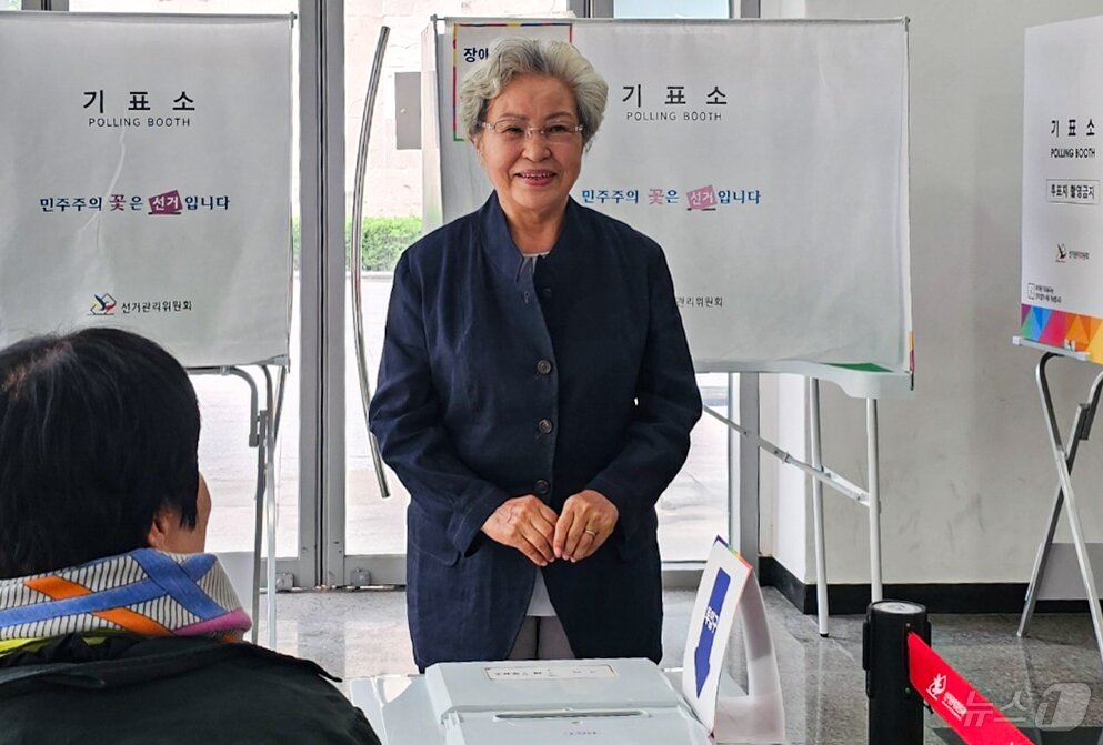 본문 이미지 - 권양숙 여사가 3일 오전 경남 김해시 진영읍 한빛도서관에 마련된 투표소를 찾아 투표하고 있다. 2025.6.3/뉴스1 ⓒ News1 박민석 기자