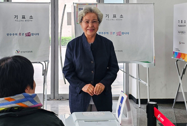투표하는 권양숙 여사