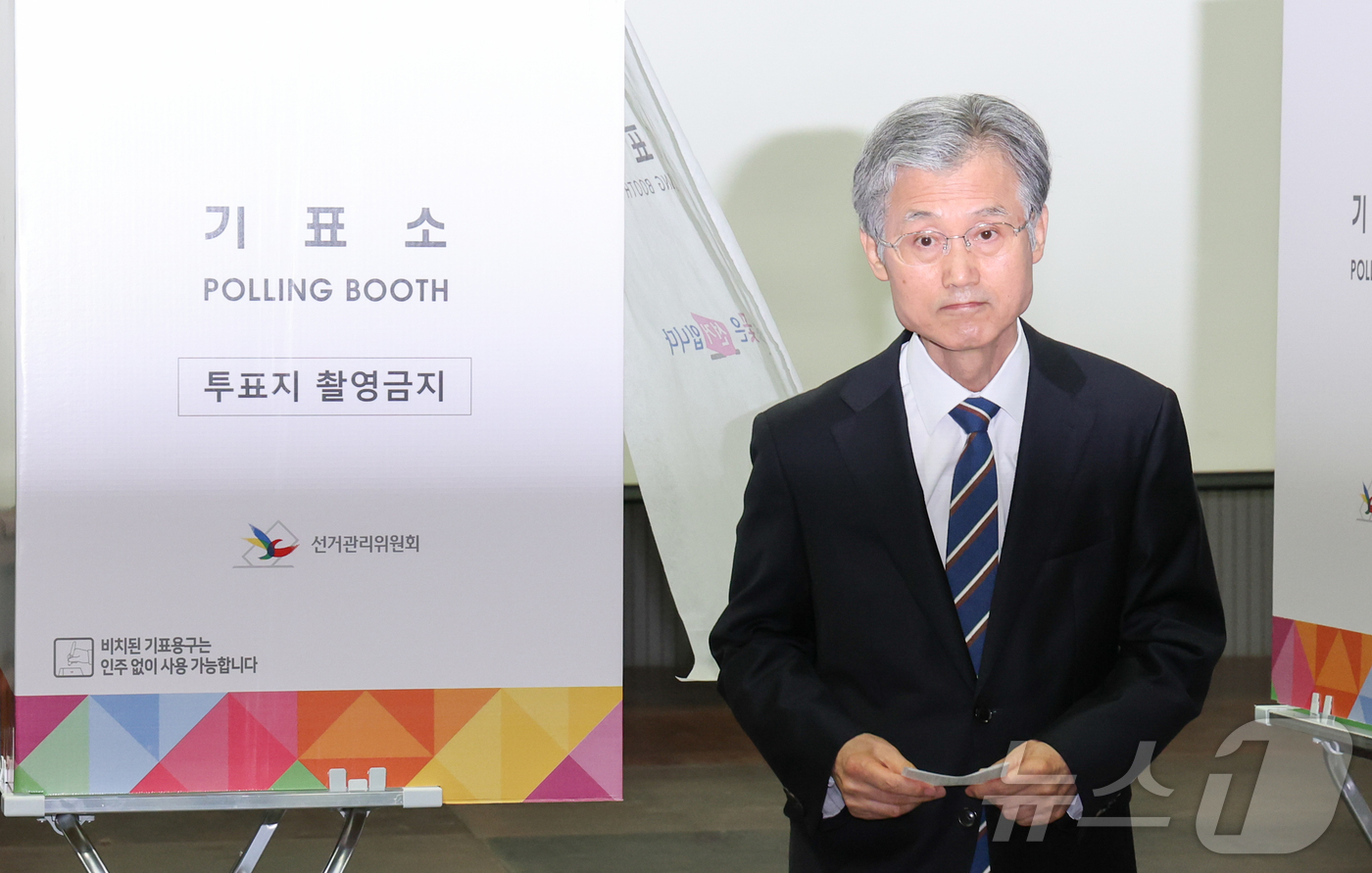 (서울=뉴스1) 허경 기자 = 조희대 대법원장이 3일 서울 용산구 중부기술교육원에 마련된 제21대 대통령 선거 투표소에서 투표를 하고 있다. 2025.6.3/뉴스1