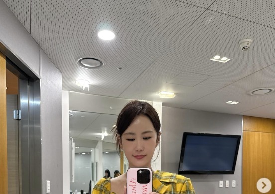 '김준호와 결혼 앞둔' 김지민, 크롭티로 배 드러내고 과시한 개미허리