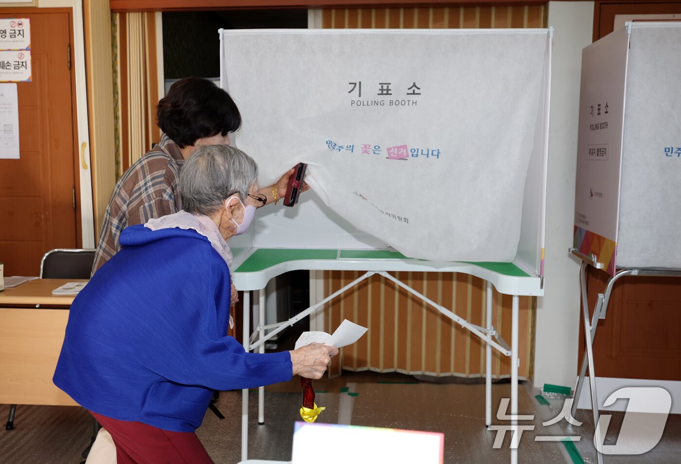 본문 이미지 - 제21대 대통령선거 본투표날인 3일 오전 광주 계림 1동 제2투표소&#40;계림경로당&#41;에서 김정자 할머니&#40;109&#41;가 투표를 하고 있다. 2025.6.3/뉴스1 ⓒ News1 이승현 기자