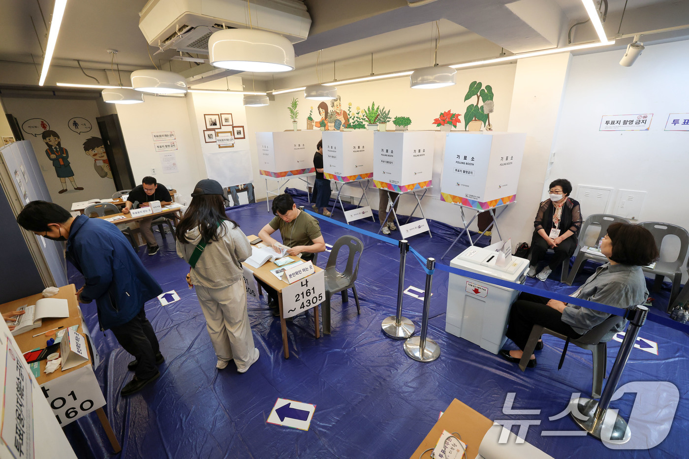 (서울=뉴스1) 박세연 기자 = 제21대 대통령 선거일인 3일 서울 강동구 강풀만화거리 만화카페 승룡이네에 마련된 성내2동제3투표소에서 유권자들이 투표를 하고 있다.  2025.6 …