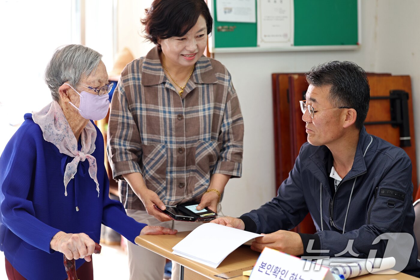 본문 이미지 - 제21대 대통령선거 본투표날인 3일 오전 광주 계림 1동 제2투표소(계림경로당)에서 김정자 할머니(109)가 투표를 하고 있다. 2025.6.3/뉴스1 ⓒ News1 이승현 기자