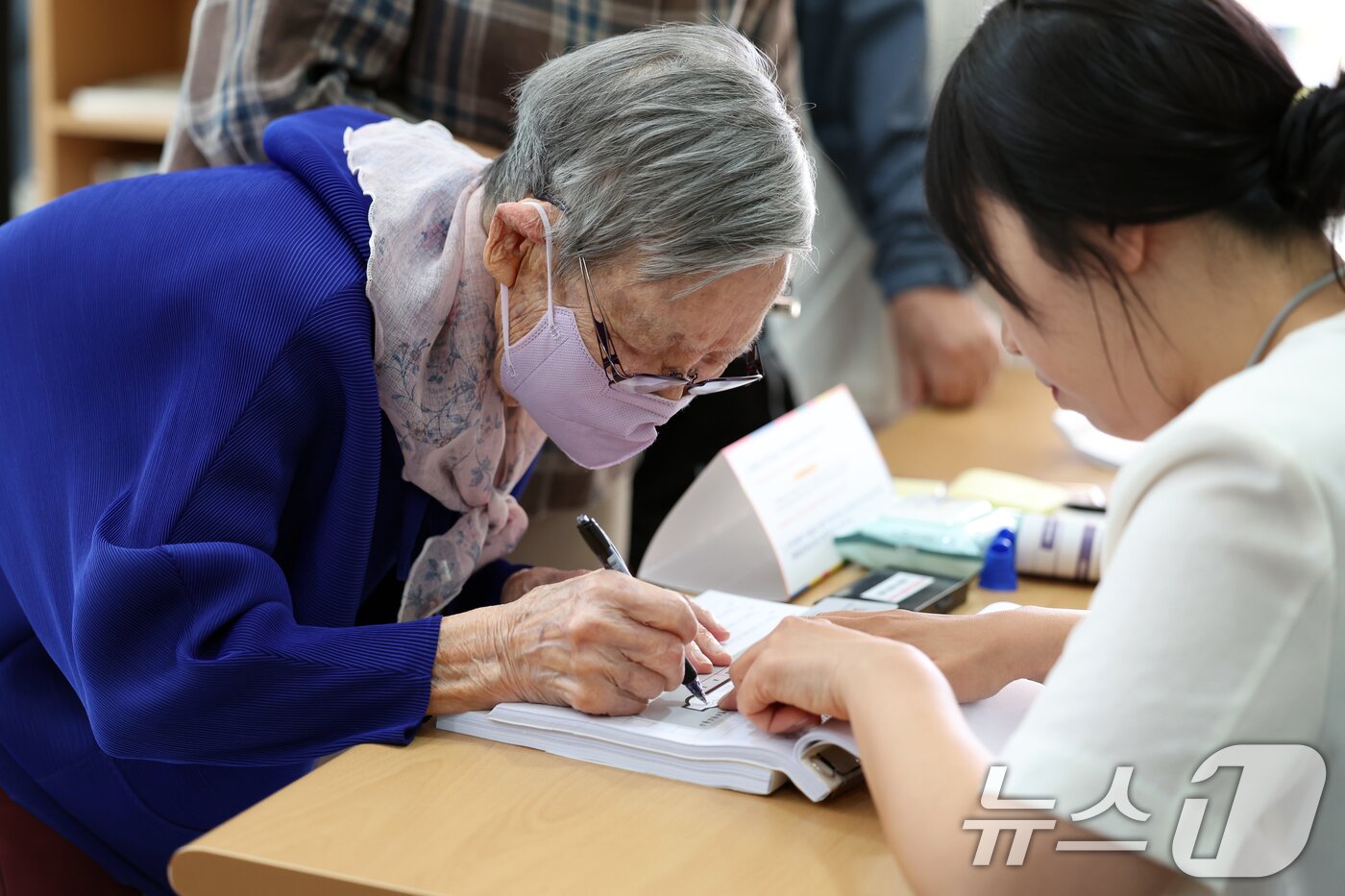 본문 이미지 - 제21대 대통령선거 본투표날인 3일 오전 광주 계림 1동 제2투표소(계림경로당)에서 김정자 할머니(109)가 본인 확인을 하고 있다. 2025.6.3/뉴스1 ⓒ News1 이승현 기자