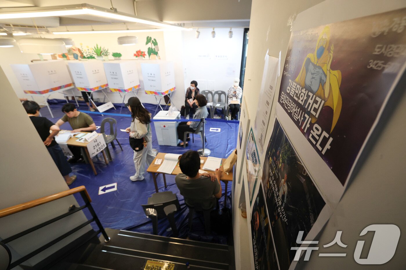 본문 이미지 - 제21대 대통령 선거일인 3일 서울 강동구 강풀만화거리 만화카페 승룡이네에 마련된 성내2동제3투표소에서 유권자들이 투표를 하고 있다. 2025.6.3/뉴스1 ⓒ News1 박세연 기자