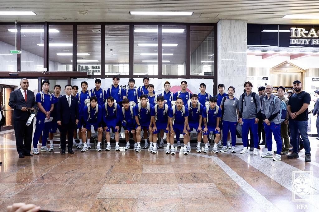 본문 이미지 - 2026 FIFA 북중미 월드컵 3차 예선을 위해 출국한 대한민국 축구대표팀이 지난 2일(현지시간) 이라크 바스라 국제공항에 도착해 단체 사진을 촬영하고 있다. (대한축구협회 제공. 재판매 및 DB 금지) 2025.6.3/뉴스1