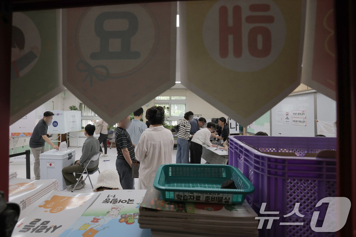 본문 이미지 - 제21대 대통령선거 본투표가 시작된 3일 오전 서울 서초구 방배로 서래초등학교에 마련된 방배본동 제2투표소를 찾은 유권자들이 소중한 한 표를 행사하고 있다. 2025.6.3/뉴스1 ⓒ News1 박정호 기자