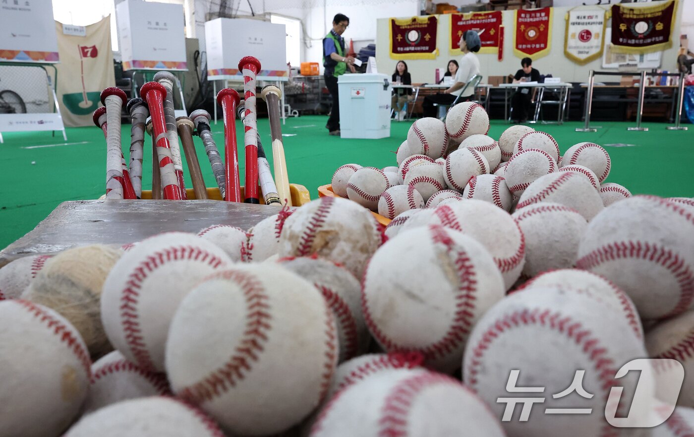 본문 이미지 - 제21대 대통령 선거일인 3일 서울 중구 청구초등학교 야구부실내훈련장에 마련된 청구동 제1투표소를 찾은 유권자들이 투표하고 있다. 2025.6.3/뉴스1 ⓒ News1 김성진 기자