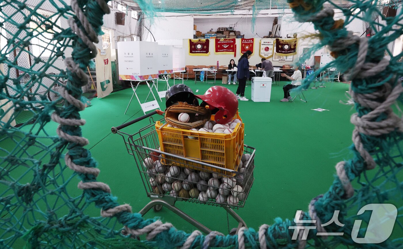 본문 이미지 - 제21대 대통령 선거일인 3일 서울 중구 청구초등학교 야구부실내훈련장에 마련된 청구동 제1투표소를 찾은 유권자들이 투표하고 있다. 2025.6.3/뉴스1 ⓒ News1 김성진 기자