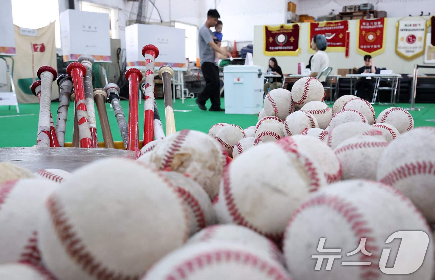 본문 이미지 - 제21대 대통령 선거일인 3일 서울 중구 청구초등학교 야구부실내훈련장에 마련된 청구동 제1투표소를 찾은 유권자들이 투표하고 있다. 2025.6.3/뉴스1 ⓒ News1 김성진 기자