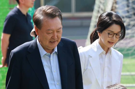 '대선의 이유' 윤석열-김건희 부부 함께 투표…"국민에 사과 않나" 묻자 침묵  