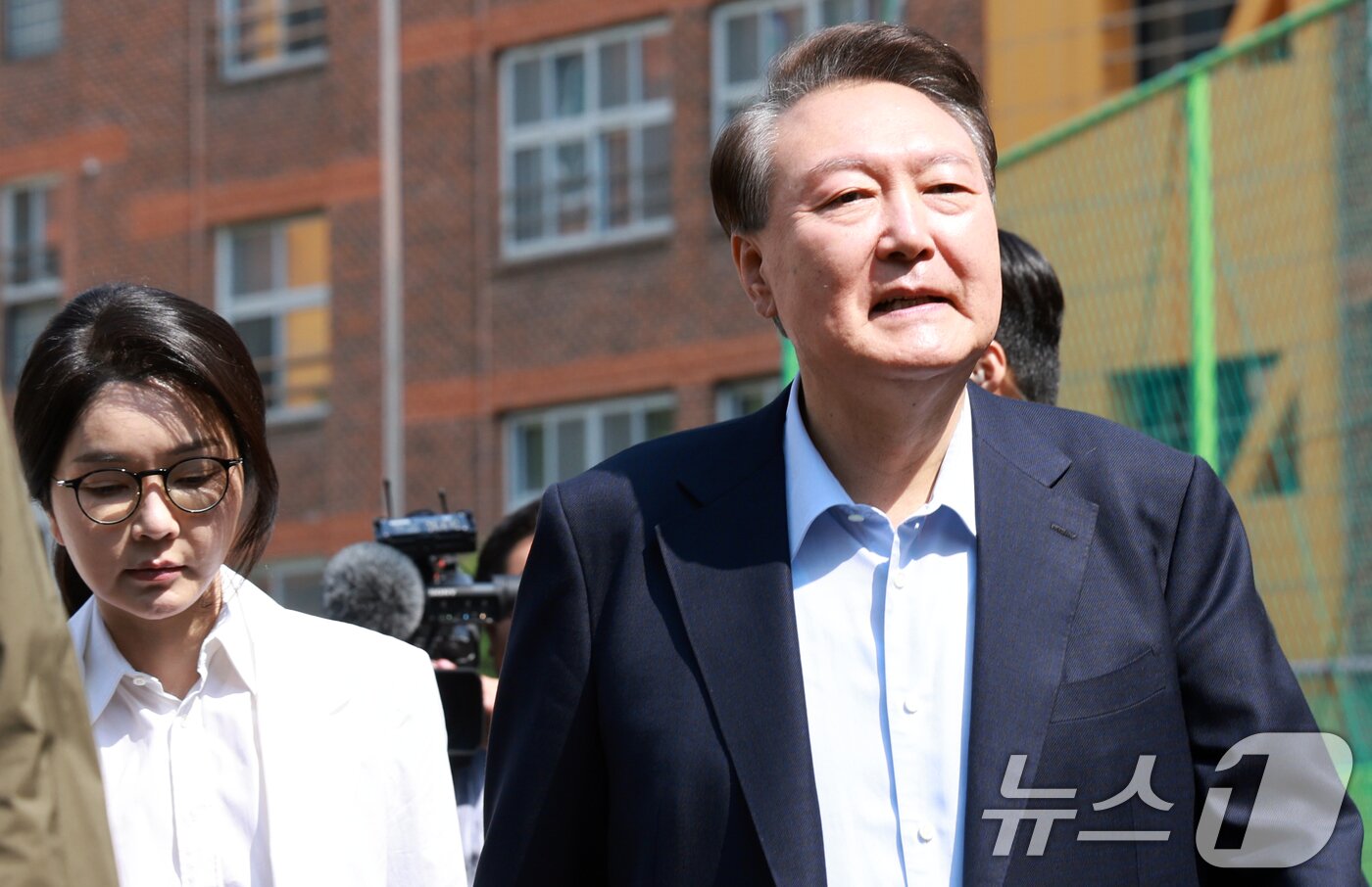 본문 이미지 - 제 21대 대통령 선거일인 3일 오전 윤석열 전 대통령과 김건희 여사가 서울 서초구 원명초등학교에 마련된 서초4동 제3투표소로 이동하고 있다. &#40;공동취재&#41; 2025.6.3/뉴스1 ⓒ News1 김명섭 기자
